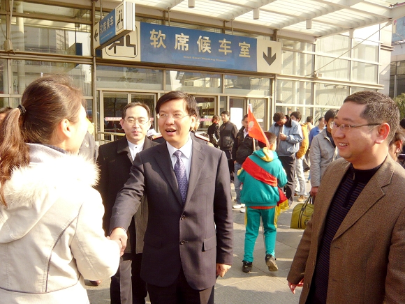 awc万象城体育团委书记宋来陪同共青团上海市委副书记陈凯慰问awc万象城体育志愿者